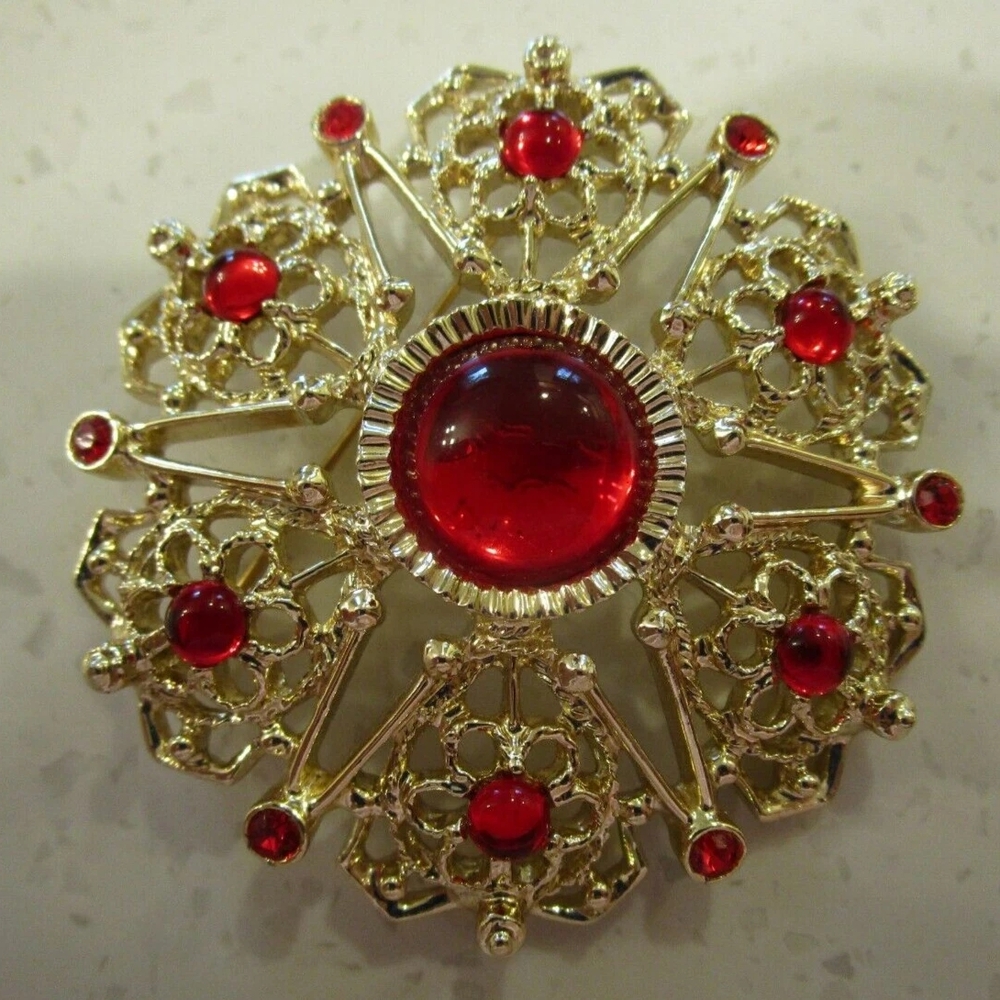 VINTAGE SARAH COVENTRY SERENADE PIN/BROOCH 1970